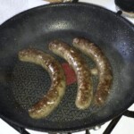 na patelni smażą się kiełbaski merguez