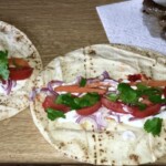 Wrapy z kiełbaską merguez i świeżą kolendrą