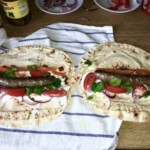 Wrapy z kiełbaską merguez i świeżą kolendrą