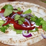 Wrapy z kiełbaską merguez i świeżą kolendrą