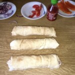 Wrapy z kiełbaską merguez i świeżą kolendrą