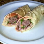 Wrapy z kiełbaską merguez i świeżą kolendrą