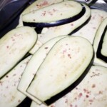 bakłażan pokrojony w podłużne plastry