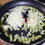 na perleni smaży się cebula i seler naciowy pokrojone w drobną kostkę