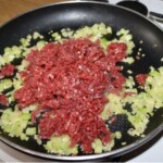 na patelni smaży się cebula i seler naciowy oraz mielone mięso