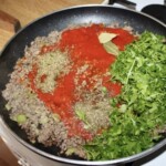 Zapiekanka z bakłażanem i mięsem w pomidorach