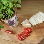 Zapiekanka z bakłażanem i mięsem w pomidorach