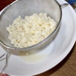 pokrojona w drobna kostkę mozzarella odcieka na sicie
