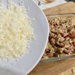 zapiekanka z tuńczykiem i papryką w trakcie przygotowania