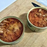 dwie otwarte puszki tuńczyka w oleju