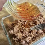 rozdrobniony tuńczyk w oleju w szklanym naczyniu