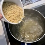 w garnku gotuje się makaron orzo