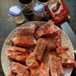 żeberka wieprzowe krojone i przyprawione czerwoną papryką