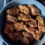 na patelni smażą se kawałki żeberek wieprzowychi