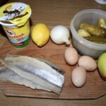 Ziemniaki z sałatką śledziową w śmietanie