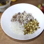 Ziemniaki z sałatką śledziową w śmietanie