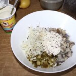 Ziemniaki z sałatką śledziową w śmietanie