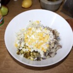 Ziemniaki z sałatką śledziową w śmietanie