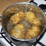 w garnku gotują się ziemniaki