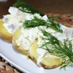 Ziemniaki z sałatką śledziową w śmietanie