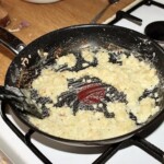 biała zasmażka na patelni