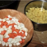 pokrojone w drobną kostkę warzywa korzeniowe