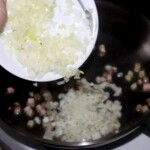 dodawanie pokrojonej cebuli na patelnię