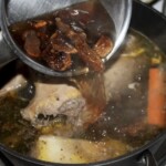 dodawanie namoczonych grzybów suszonych do rosołu z bażanta