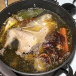 w garnku gotuje się rosół z bażanta