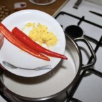 papryczki chili na talerzyku