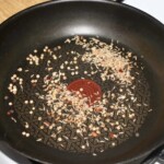 na patelni prażą się przyprawy