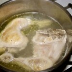 w garnku gotuje się kurczak