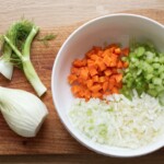 posiekane w drobną kostkę marchewka, cebula i seler naciowy - soffritto