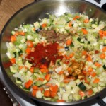 soffritto na dużej patelni smaży się powoli