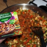 soffritto na dużej patelni smaży się powoli z przyprawy do chilli con carne