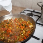 soffritto podlewane wodą na patelni