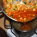 soffritto wrzucane jest do garnka z gotująca się zupą meksykańską