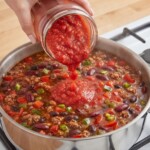 zupa meksykańska z wołowiną i fasolami dodatek startych pomidorów