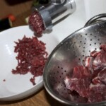 mielenie mięsa wołowego w maszynce do mielenia