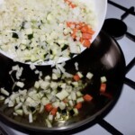 na patelni smażą się drobno pokrojone warzywa