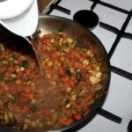 na patelni smażą się pokrojone warzywa