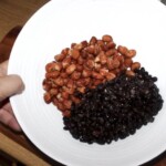 dwa rodzaje fasoli w dużej białej misce