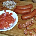 pokrojona kiełbasa na desce kuchennej