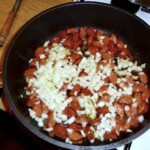 na patelni smaży się pokrojona kiełbasa