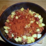 na patelni smażą się pokrojone warzywa