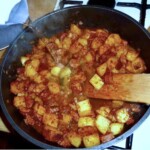 na patelni smażą się pokrojone warzywa