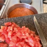 krojone pomidory na desce kuchennej