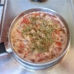 w garnku gotuje się sos pomidorowy