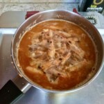 w garnku gotują się skorupki z krewetek