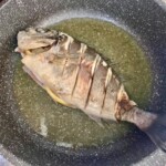 na patelni smaży się ryba dorada